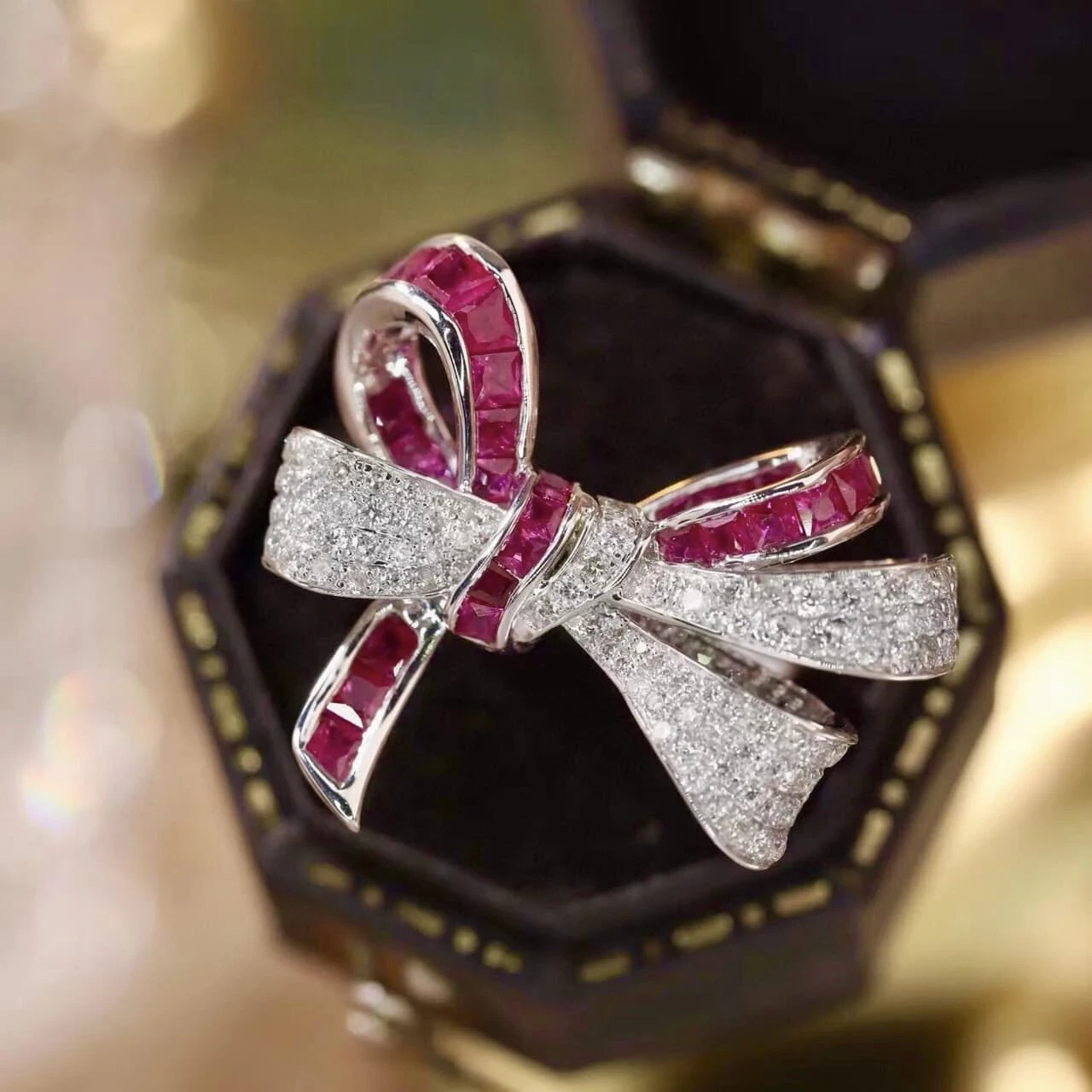 18K天然鑽石-紅寶石蝴蝶結戒指