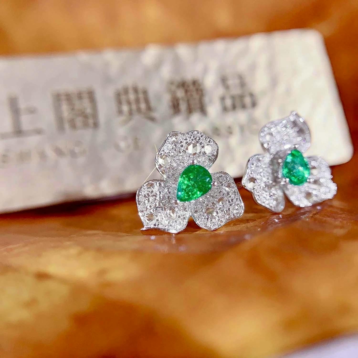 18K天然鑽石-祖母綠花瓣耳環