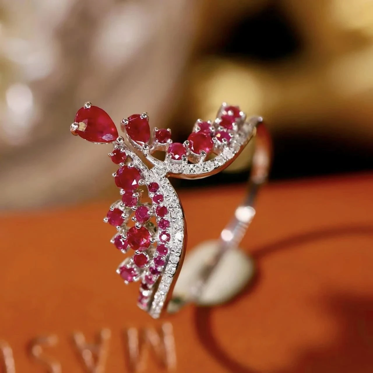 18K天然鑽石-紅寶皇冠造型戒指