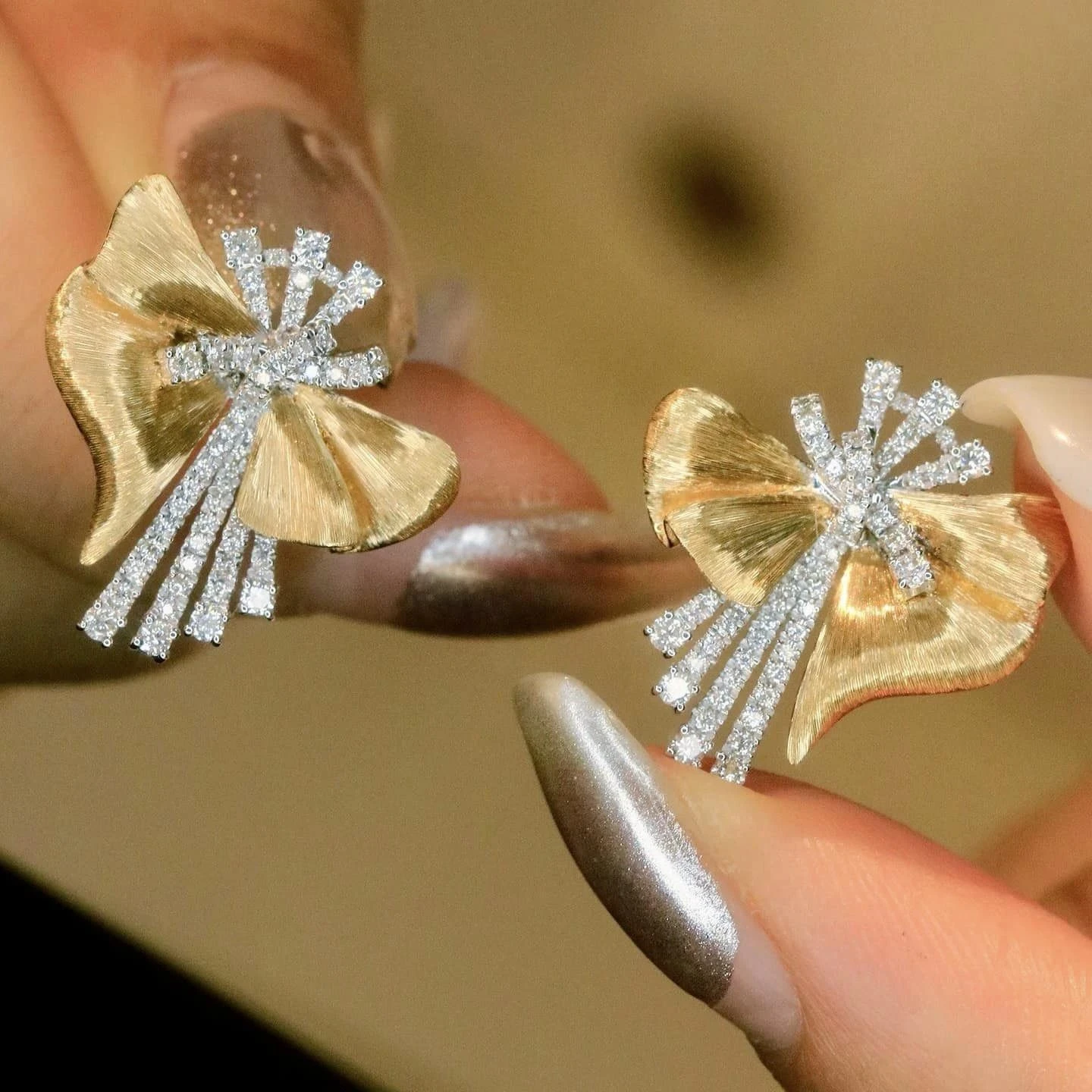 18K天然鑽石拉絲蝴蝶結耳環