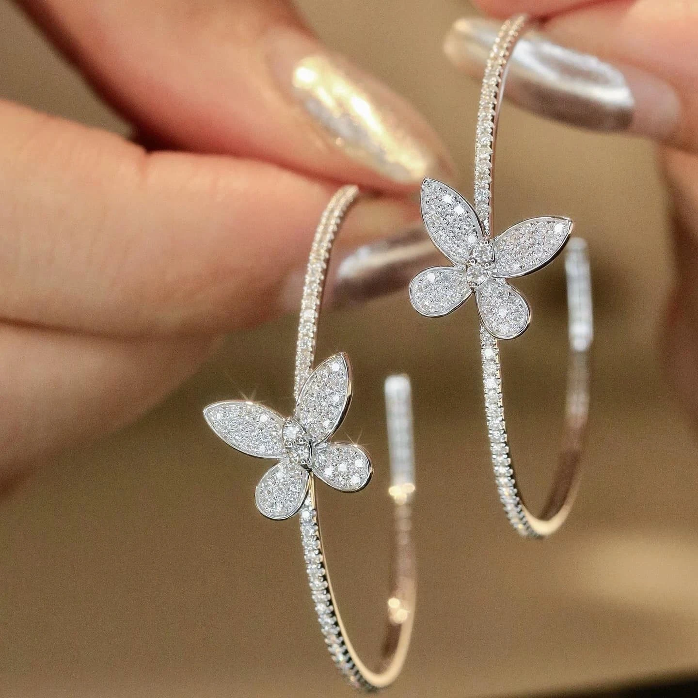 18K天然鑽石蝴蝶大耳圈耳環 - 第3張圖 18K天然鑽石蝴蝶大耳圈耳環