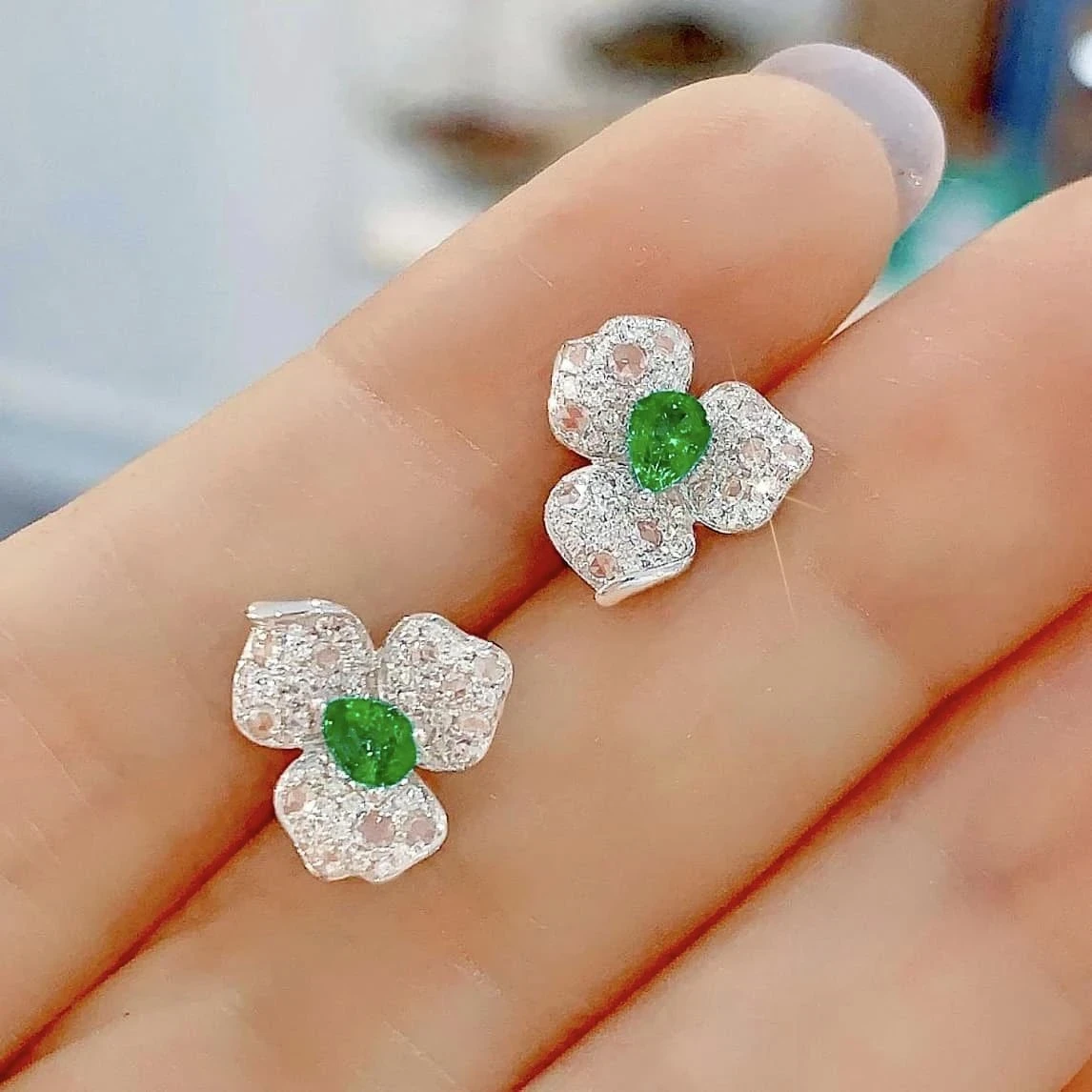 18K天然鑽石-祖母綠花瓣耳環 - 第3張圖 18K天然鑽石-祖母綠花瓣耳環