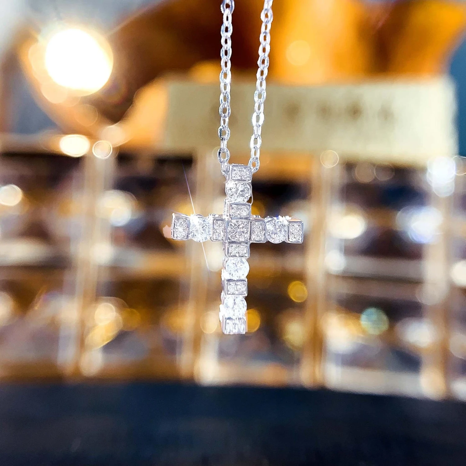 18K天然鑽石-十字架墜飾