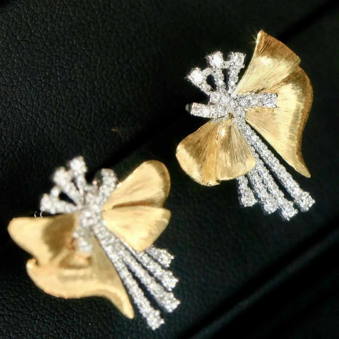 18K天然鑽石拉絲蝴蝶結耳環