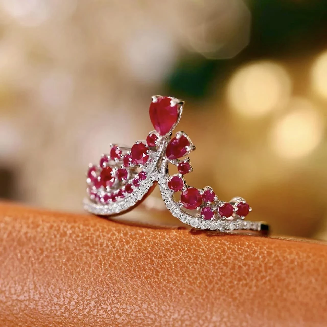 18K天然鑽石-紅寶皇冠造型戒指