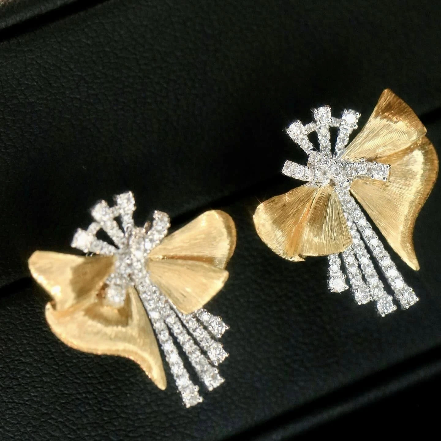 18K天然鑽石拉絲蝴蝶結耳環