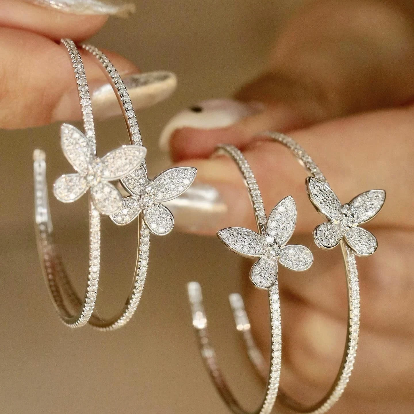 18K天然鑽石蝴蝶大耳圈耳環 - 第5張圖 18K天然鑽石蝴蝶大耳圈耳環