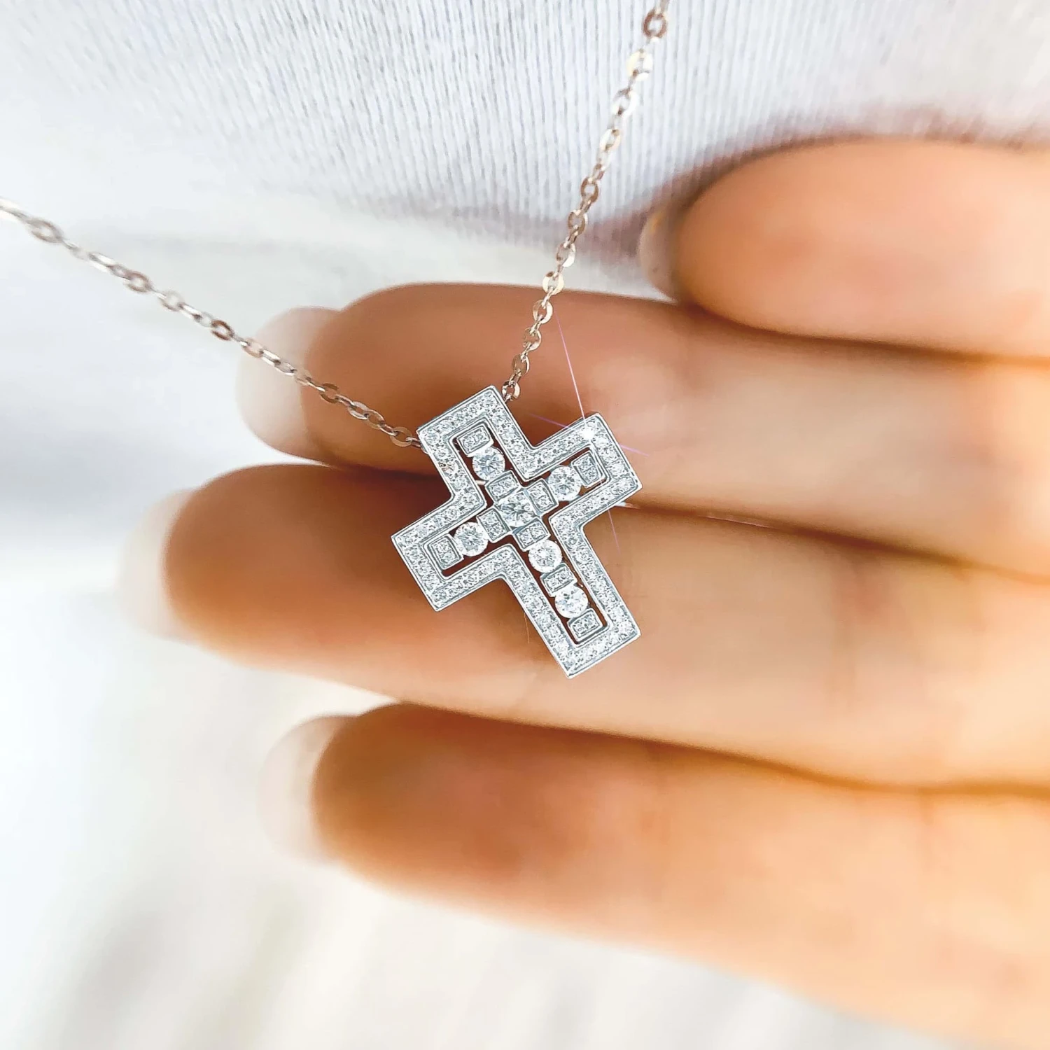 18K天然鑽石-十字架墜飾