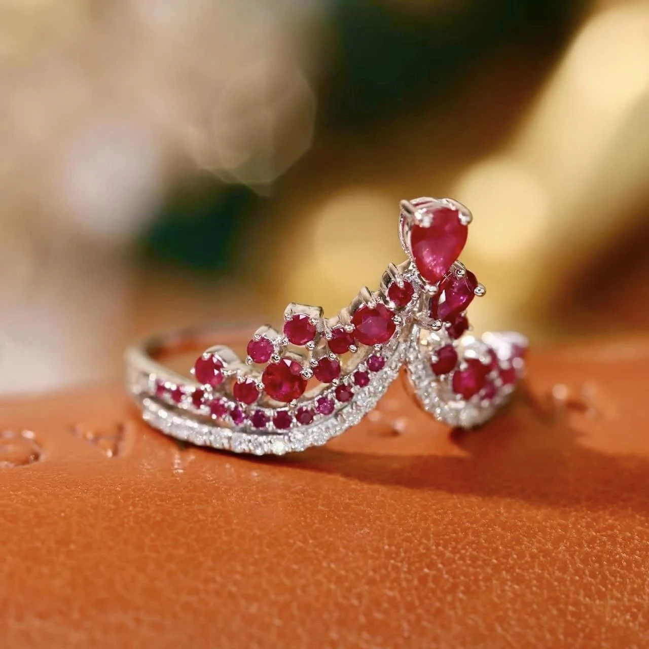 18K天然鑽石-紅寶皇冠造型戒指
