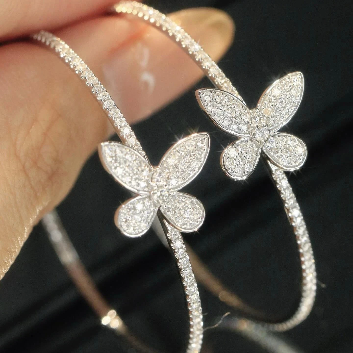 18K天然鑽石蝴蝶大耳圈耳環 - 第6張圖 18K天然鑽石蝴蝶大耳圈耳環