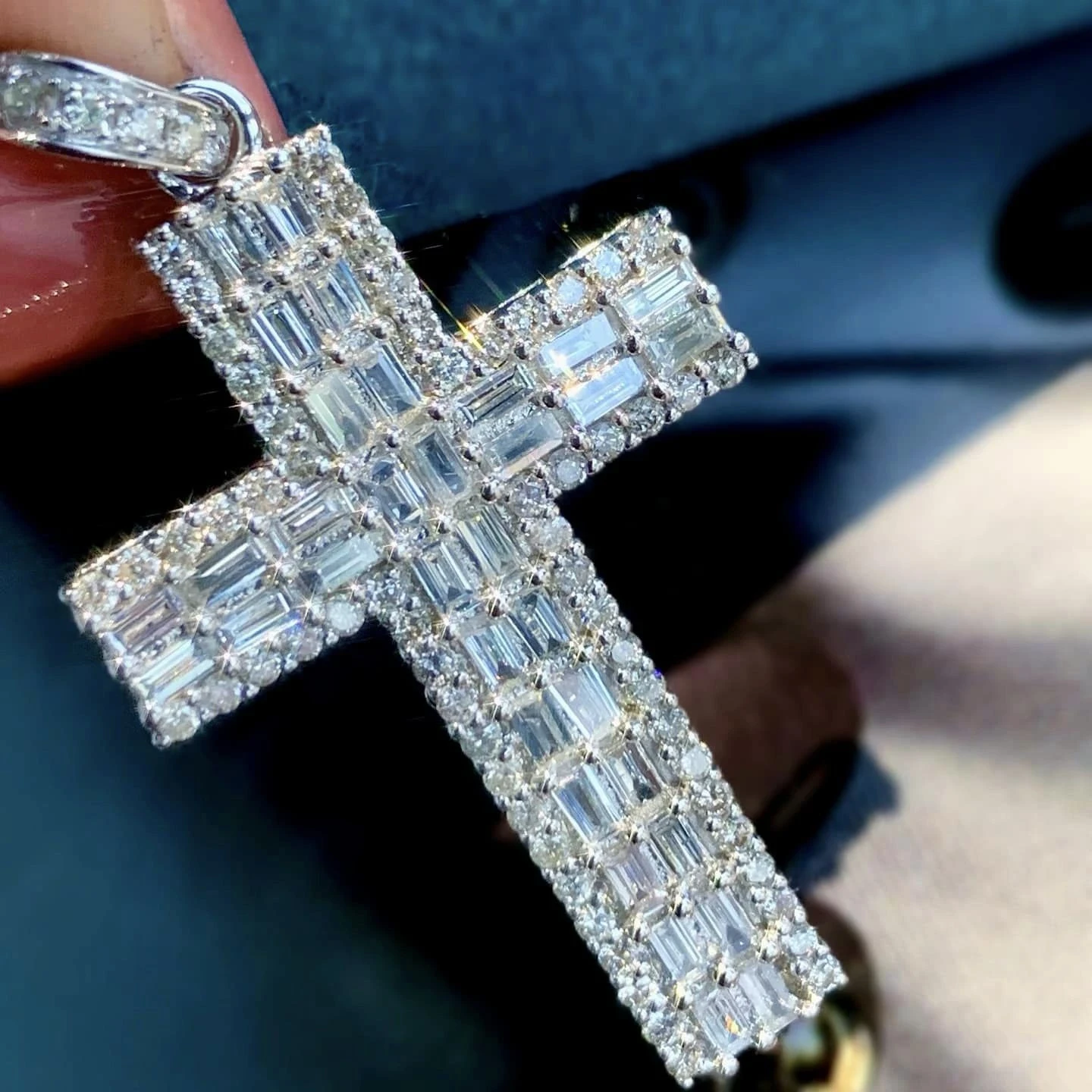 18K天然鑽石-十字架墜飾