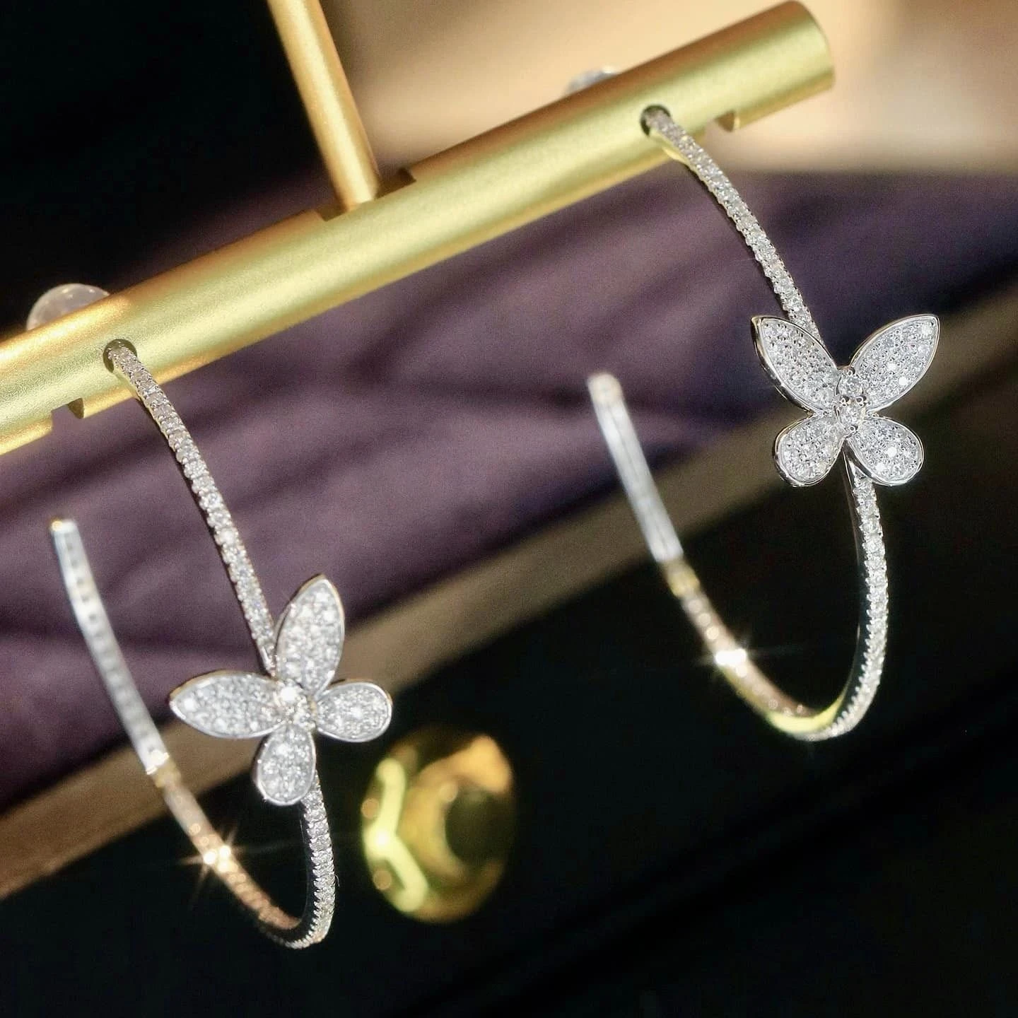 18K天然鑽石蝴蝶大耳圈耳環 - 第7張圖 18K天然鑽石蝴蝶大耳圈耳環