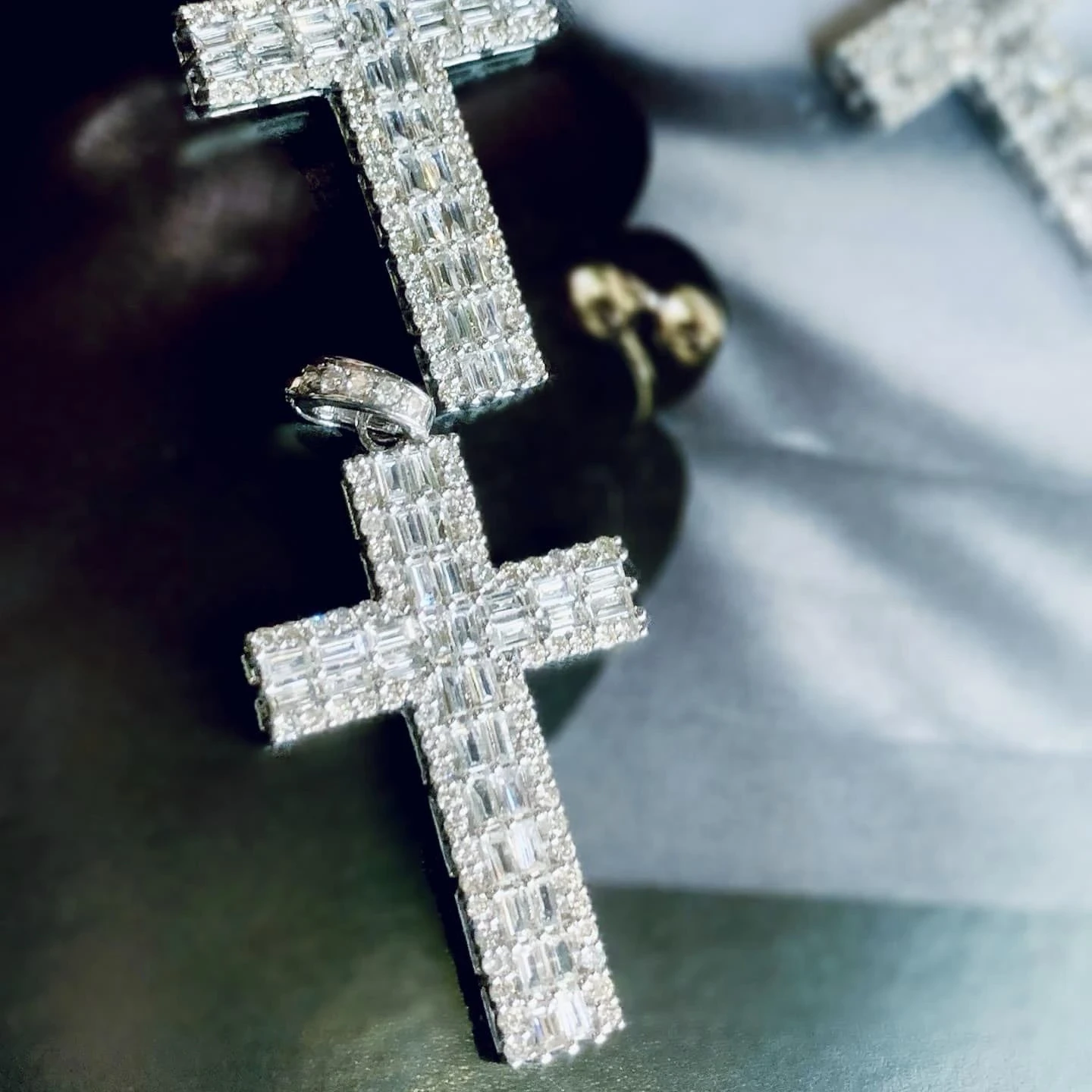18K天然鑽石-十字架墜飾