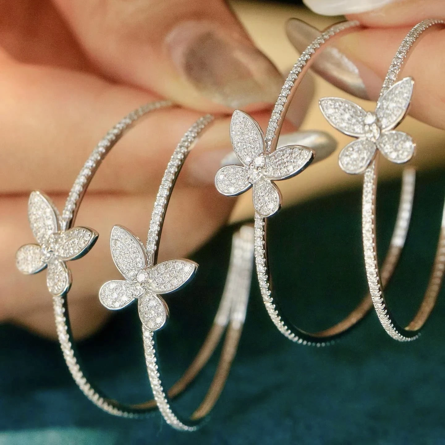 18K天然鑽石蝴蝶大耳圈耳環 - 第8張圖 18K天然鑽石蝴蝶大耳圈耳環