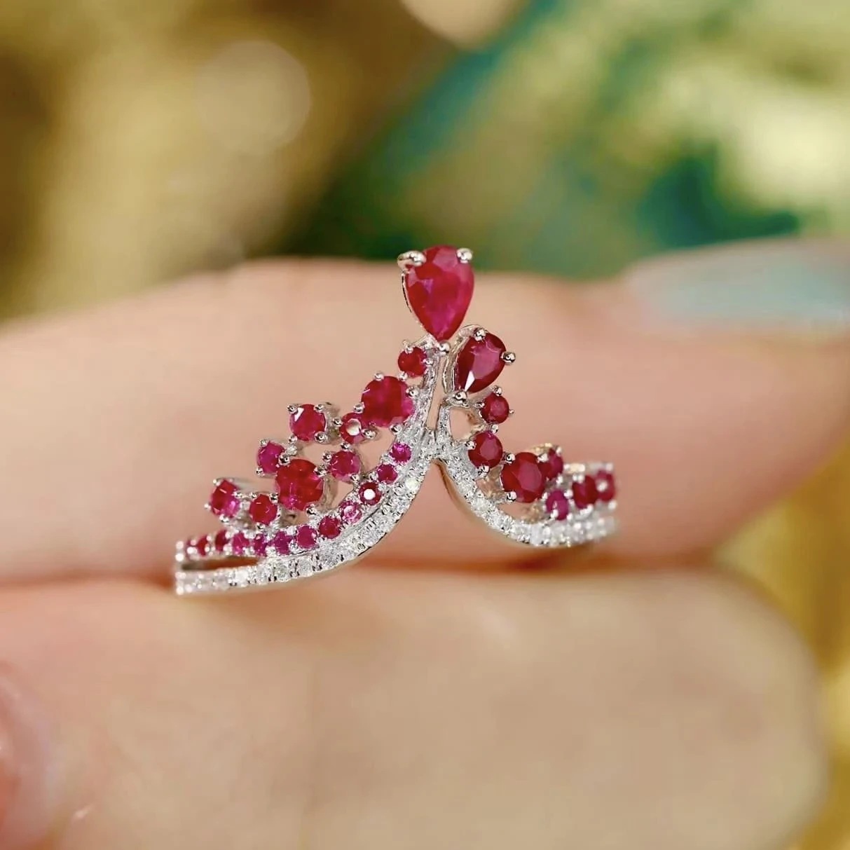 18K天然鑽石-紅寶皇冠造型戒指