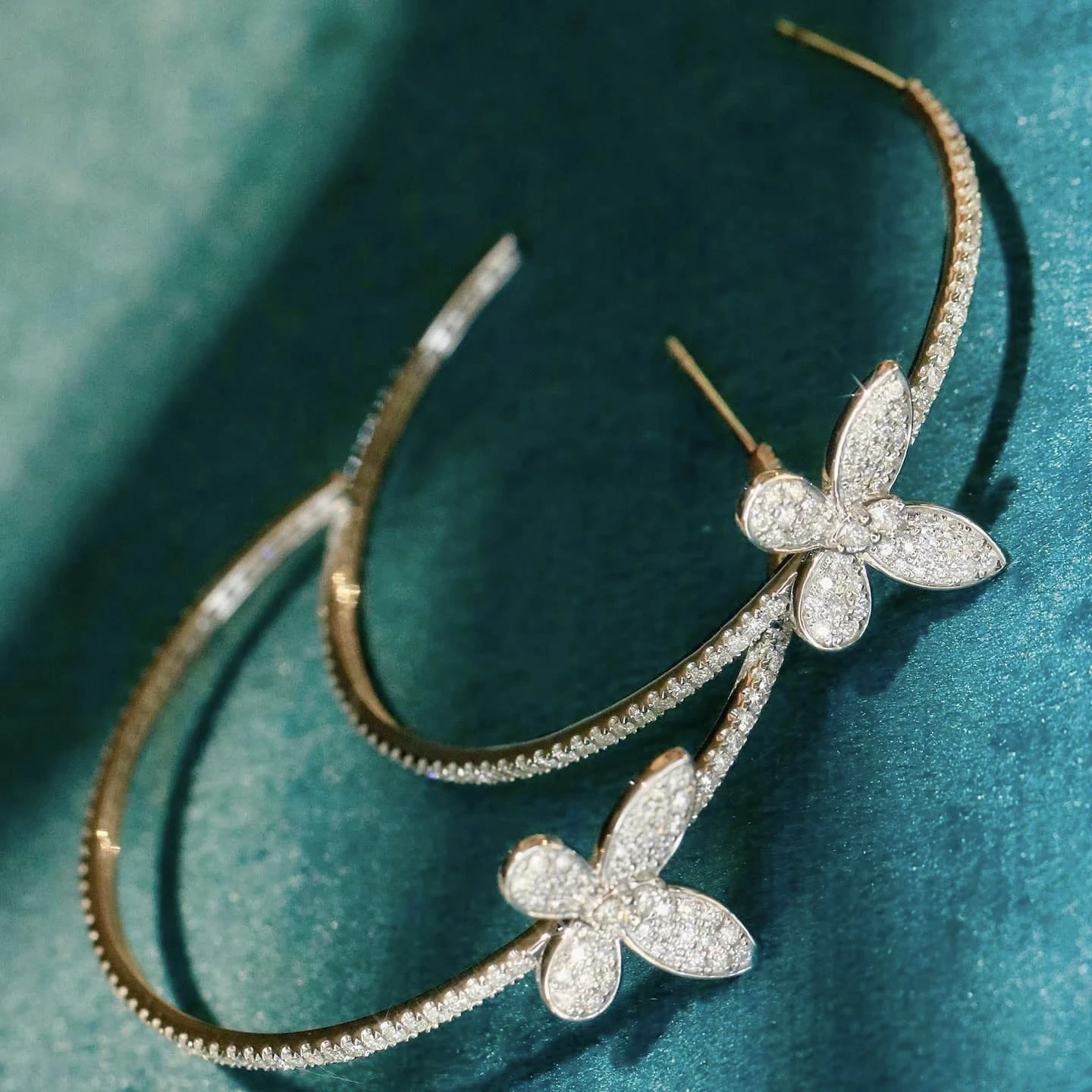 18K天然鑽石蝴蝶大耳圈耳環 - 第9張圖 18K天然鑽石蝴蝶大耳圈耳環