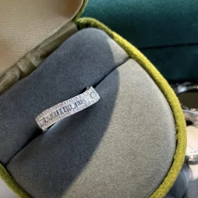 18K天然鑽石-弧線型戒指