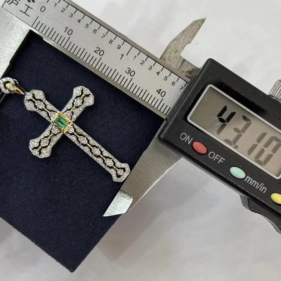 18K天然鑽石-祖母綠十字架墜飾 - 第6張圖 18K天然鑽石-祖母綠十字架墜飾
