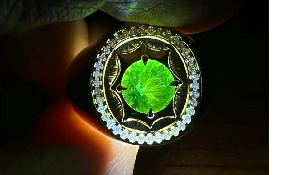 「比鑽石更閃耀」的石榴石貴族:翠榴石 - 第3張圖 「比鑽石更閃耀」的石榴石貴族:翠榴石