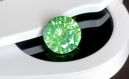 「比鑽石更閃耀」的石榴石貴族:翠榴石 - 第5張圖 「比鑽石更閃耀」的石榴石貴族:翠榴石