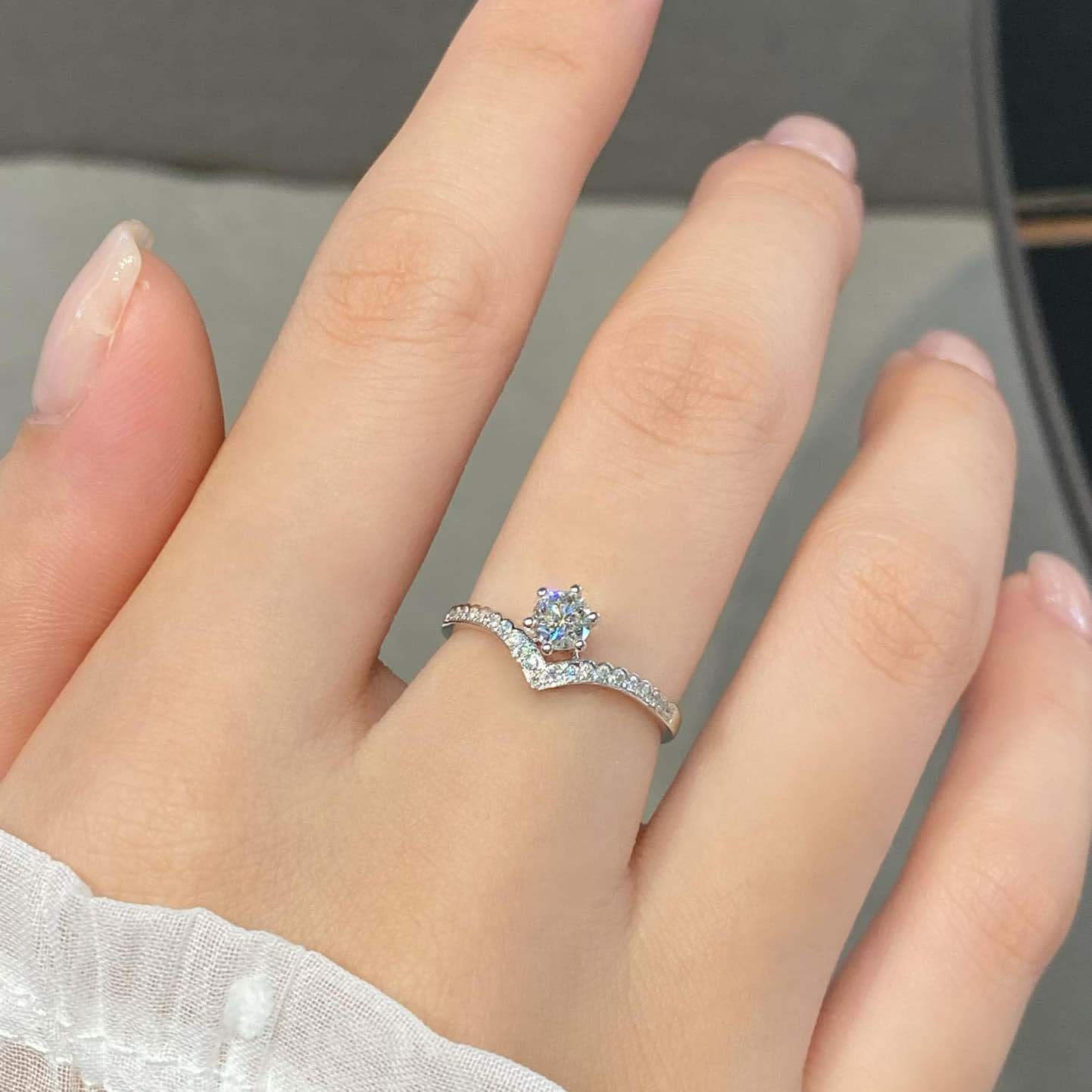 18K天然鑽石-氣質V型皇冠戒指