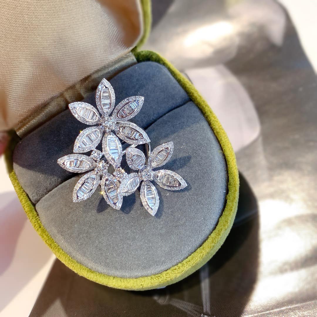 18K天然鑽石-三朵花大器戒指 - 第2張圖 18K天然鑽石-三朵花大器戒指