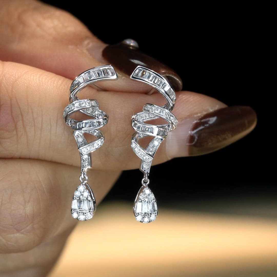 18K天然鑽石-絲帶纏繞水滴耳環 - 第2張圖 18K天然鑽石-絲帶纏繞水滴耳環