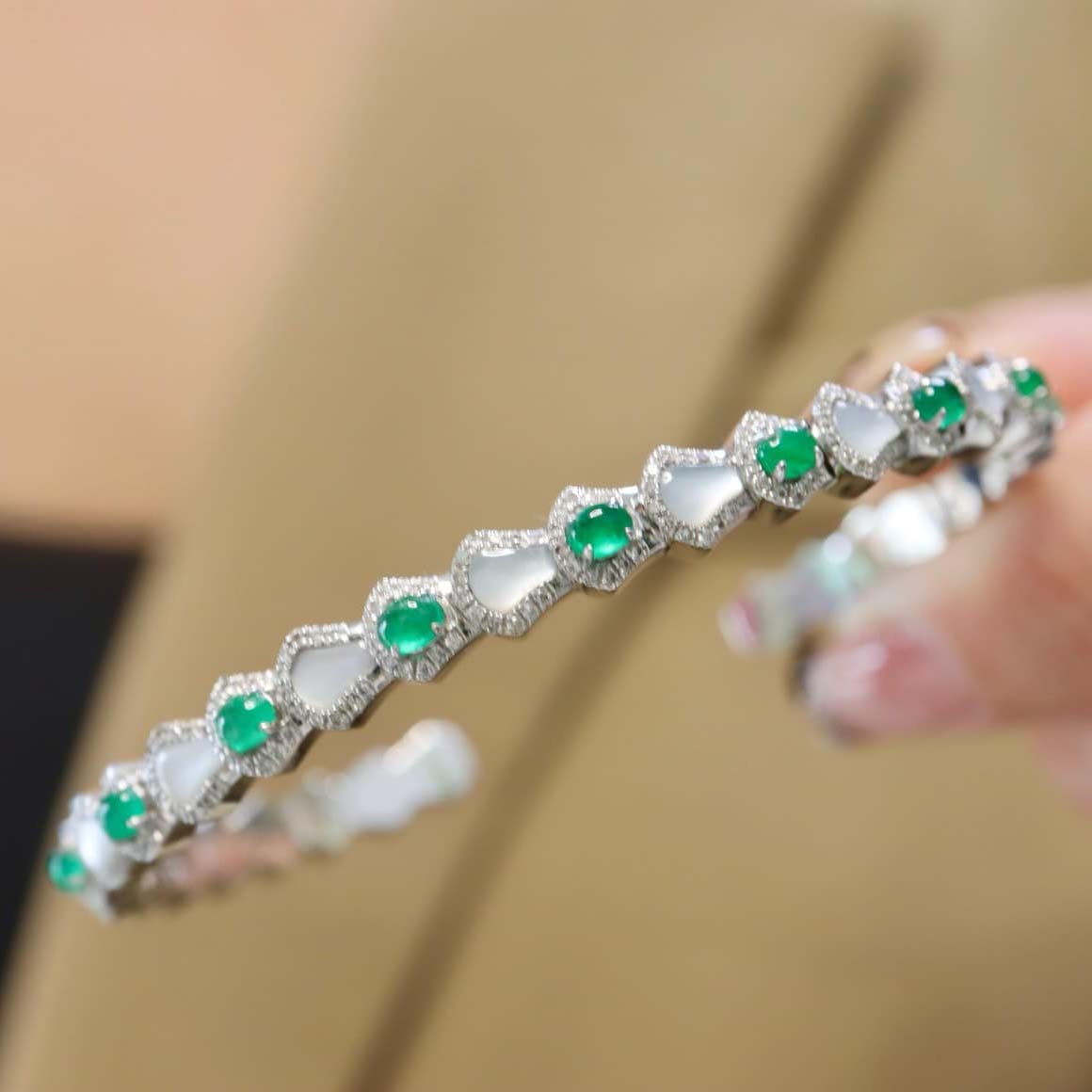 18K天然鑽石-祖母綠白貝蛇型手鐲