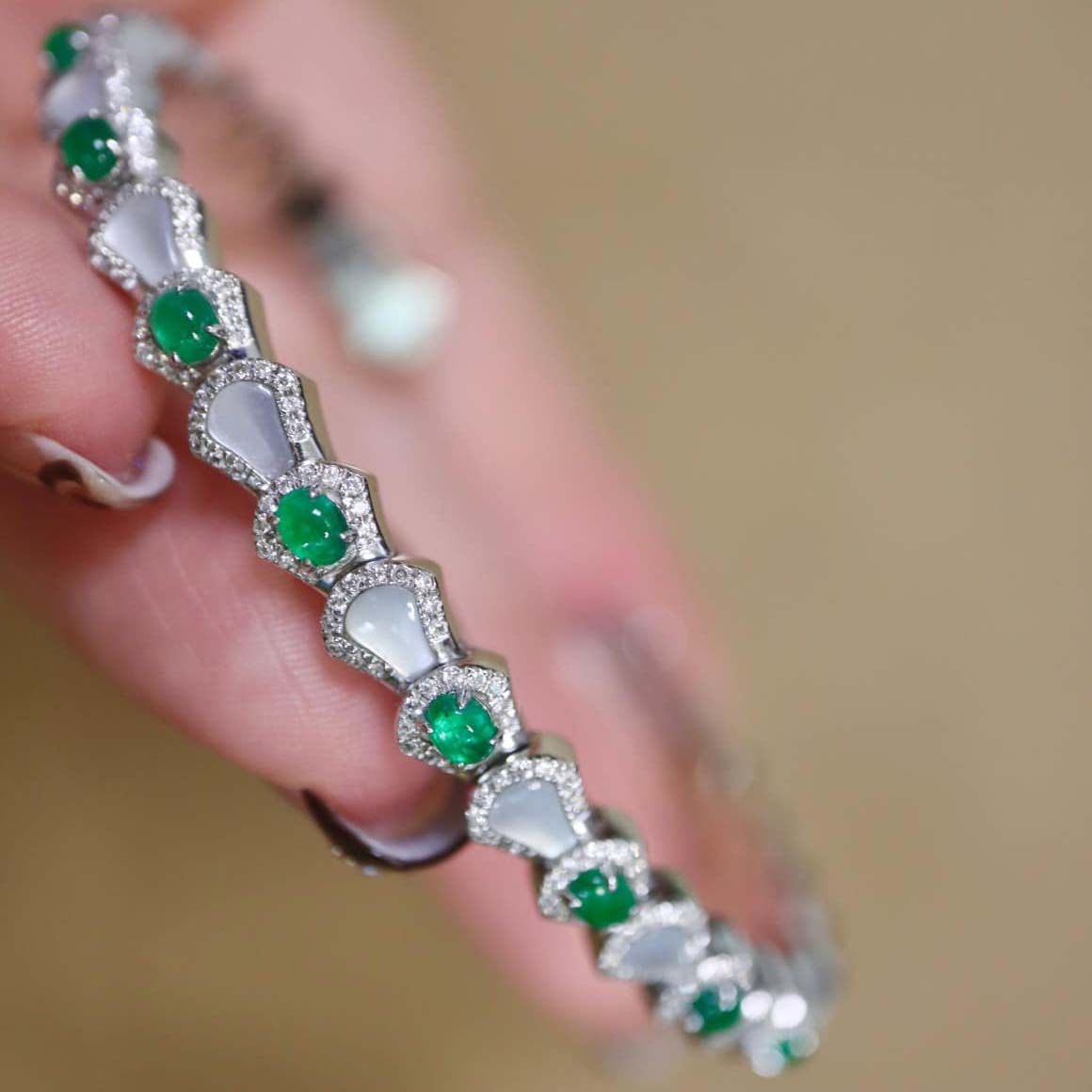 18K天然鑽石-祖母綠白貝蛇型手鐲