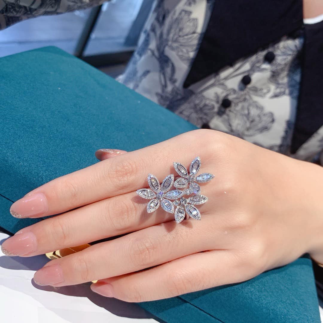 18K天然鑽石-三朵花大器戒指