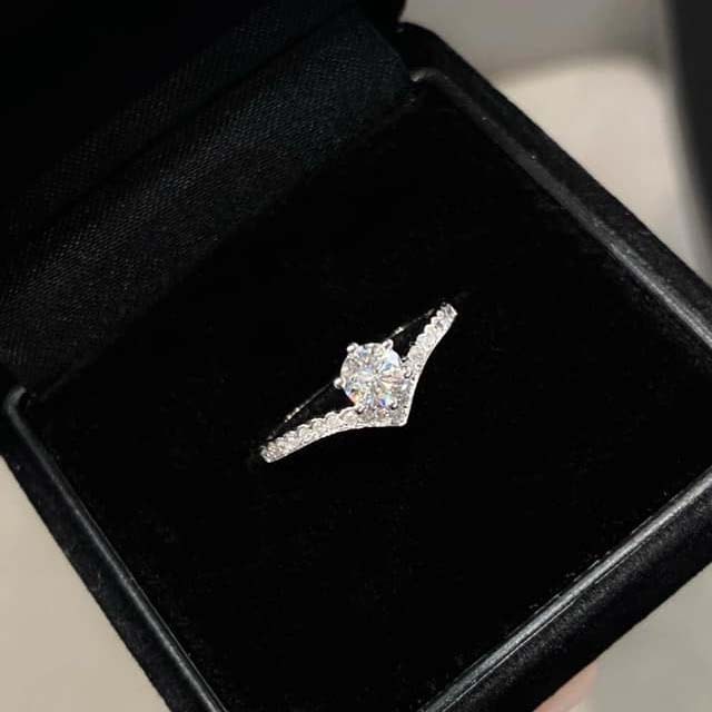 18K天然鑽石-氣質V型皇冠戒指 - 第8張圖 18K天然鑽石-氣質V型皇冠戒指