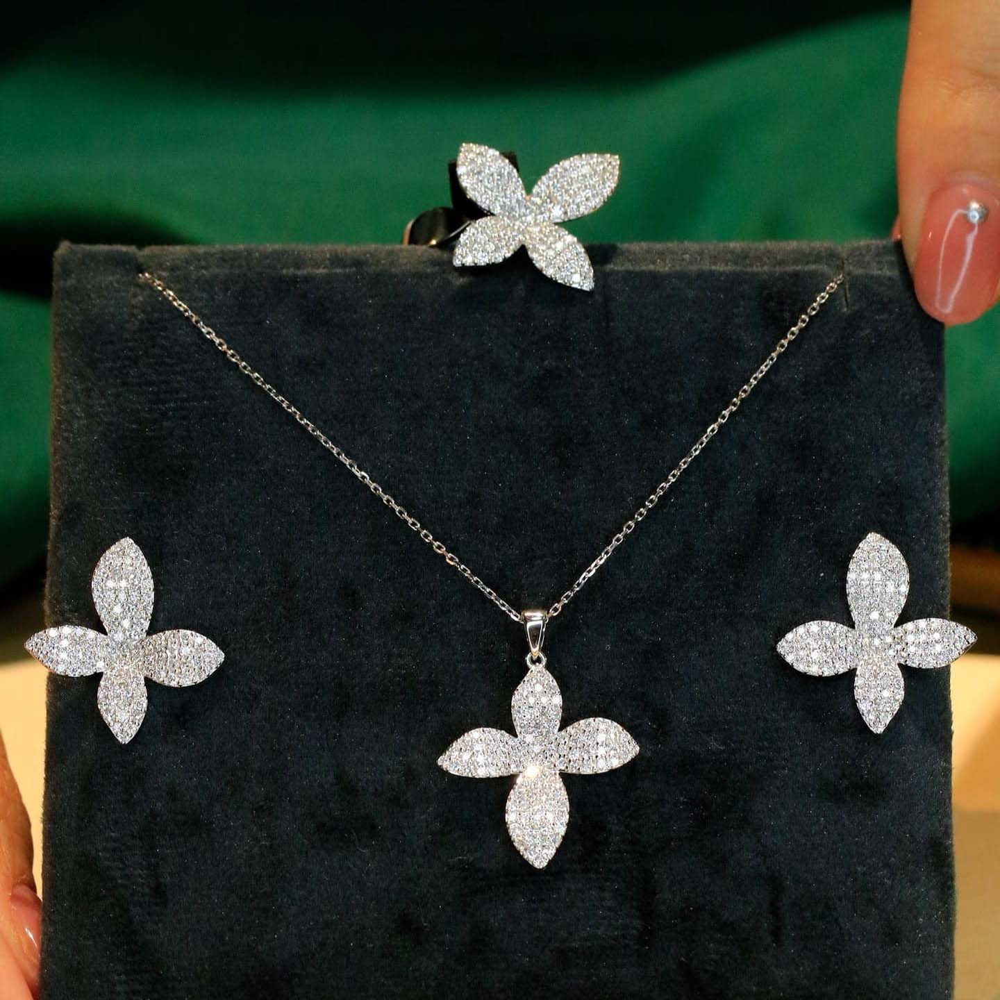18K天然鑽石-四季蝴蝶花項鍊/耳環/戒指