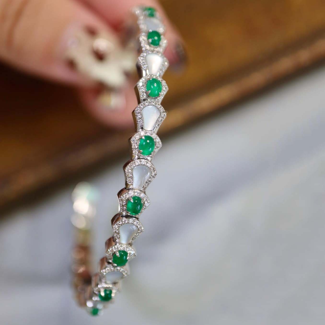 18K天然鑽石-祖母綠白貝蛇型手鐲