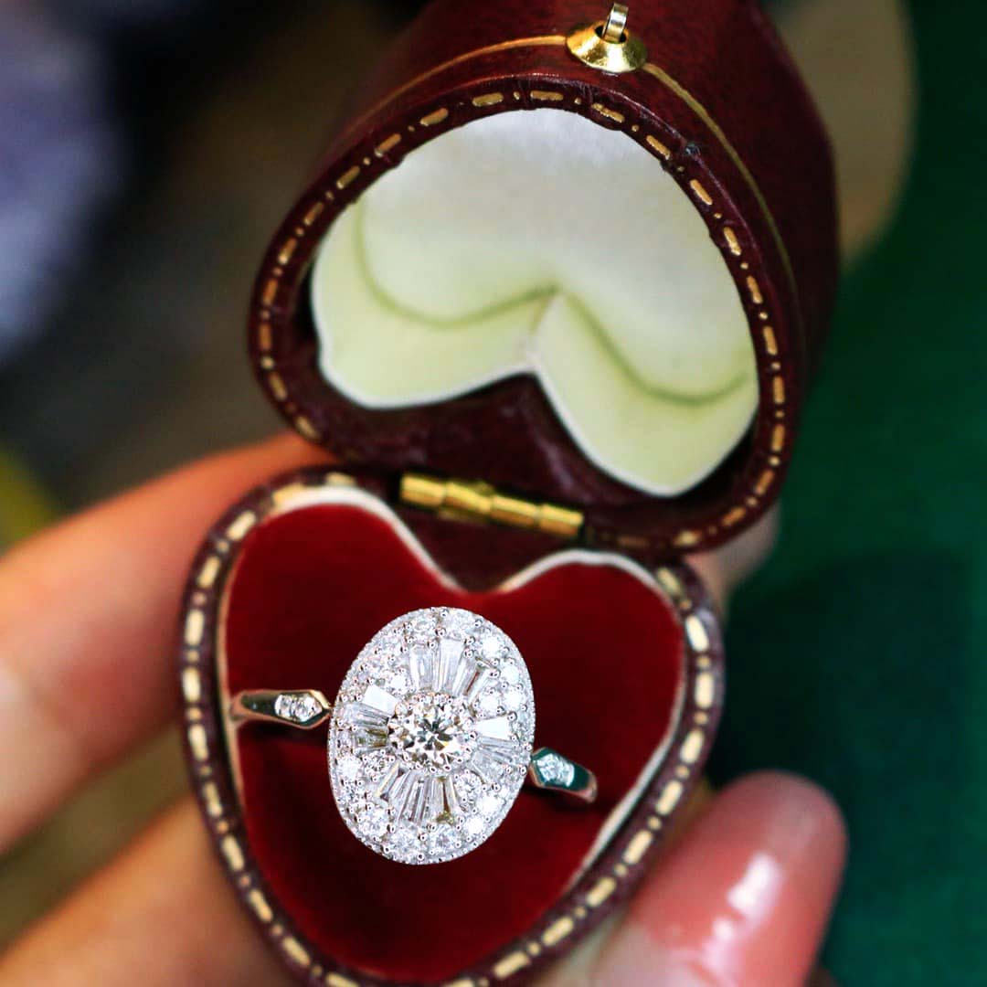 18K天然鑽石-橢圓形鴿子蛋大器戒指