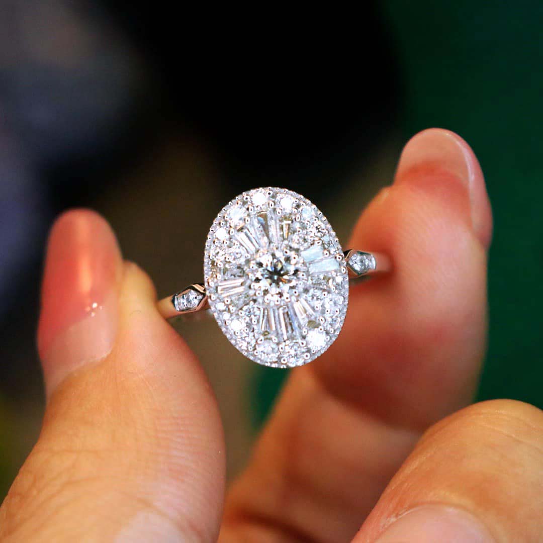 18K天然鑽石-橢圓形鴿子蛋大器戒指