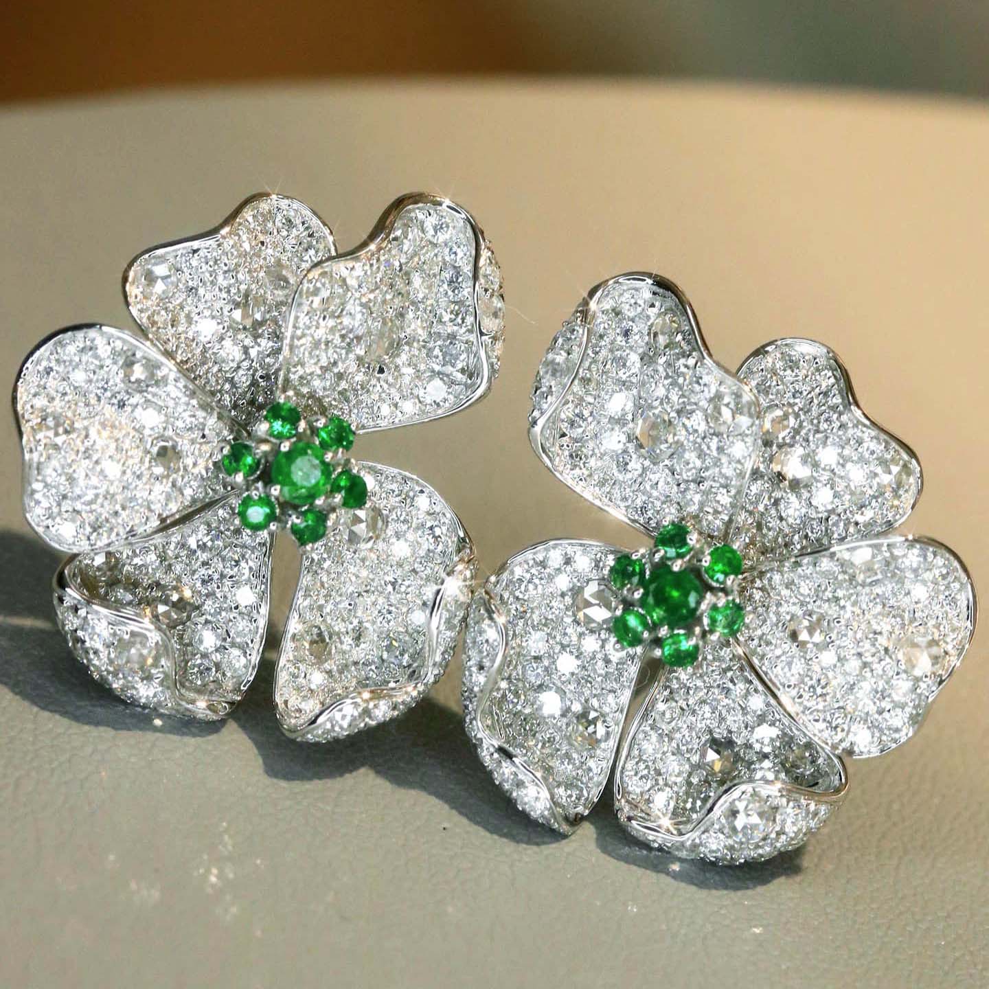 18K天然鑽石-祖母祿貴氣奢華花形耳環 - 第4張圖 18K天然鑽石-祖母祿貴氣奢華花形耳環