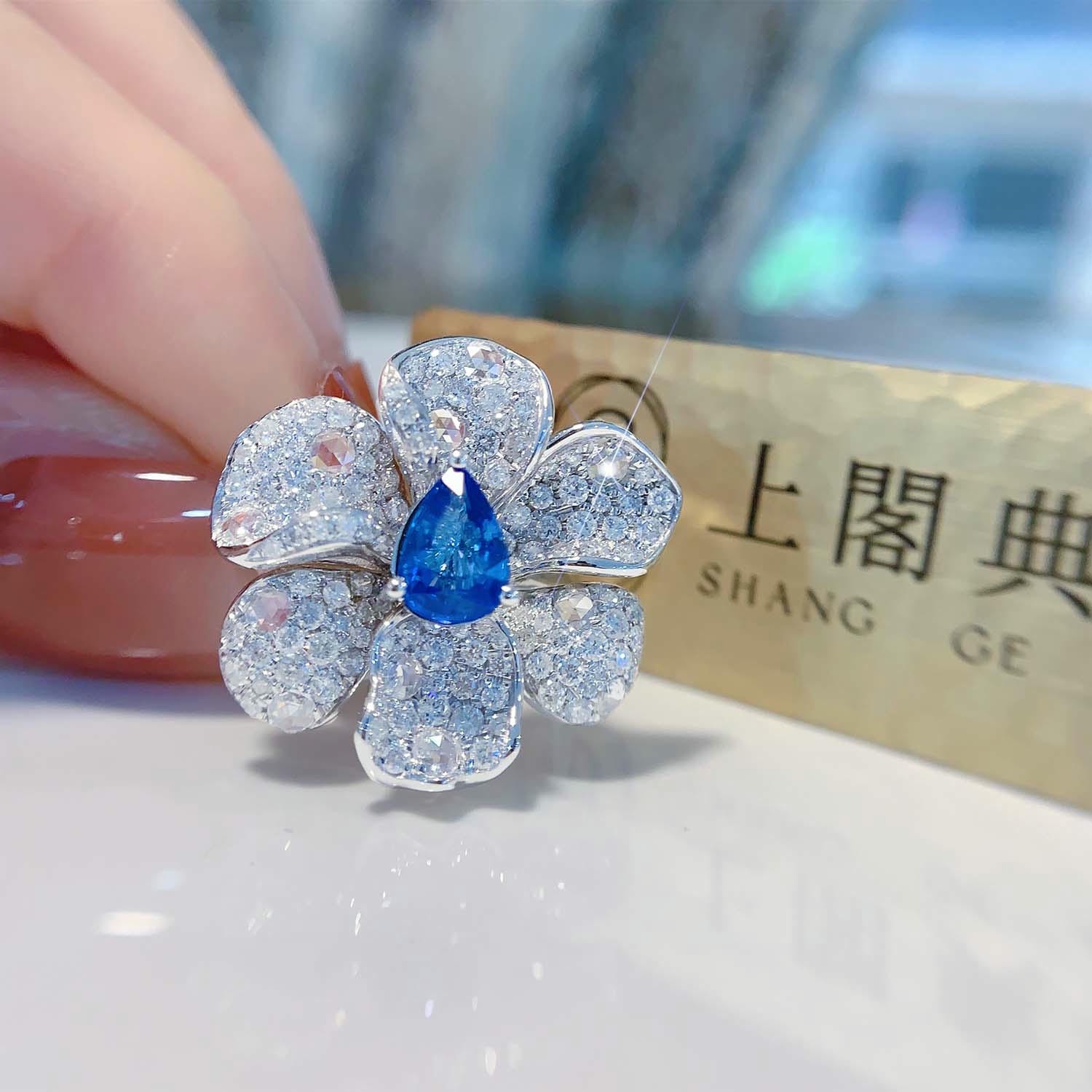 18K天然鑽石-藍寶石六瓣花戒指 - 第1張圖 18K天然鑽石-藍寶石六瓣花戒指
