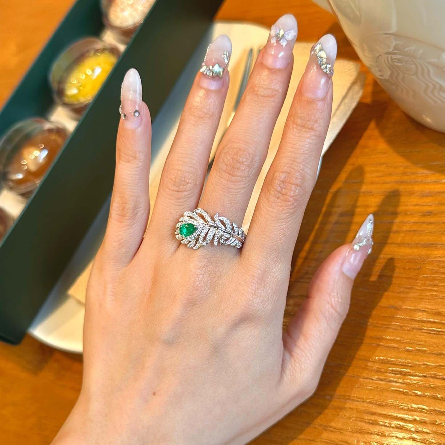 18K天然鑽石-祖母綠羽毛璀璨戒指