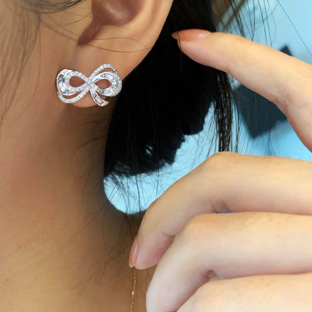 18K天然鑽石-流線型蝴蝶結耳環