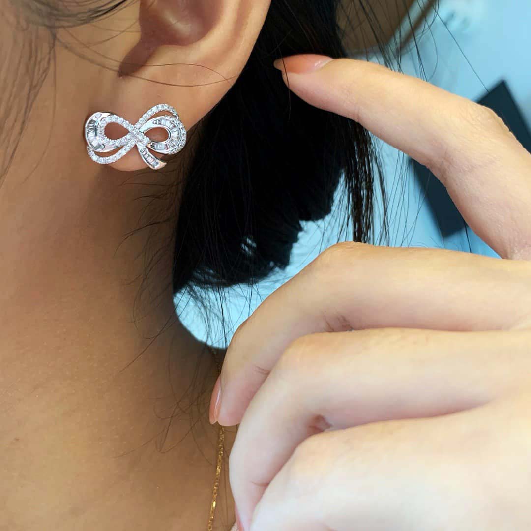 18K天然鑽石-流線型蝴蝶結耳環