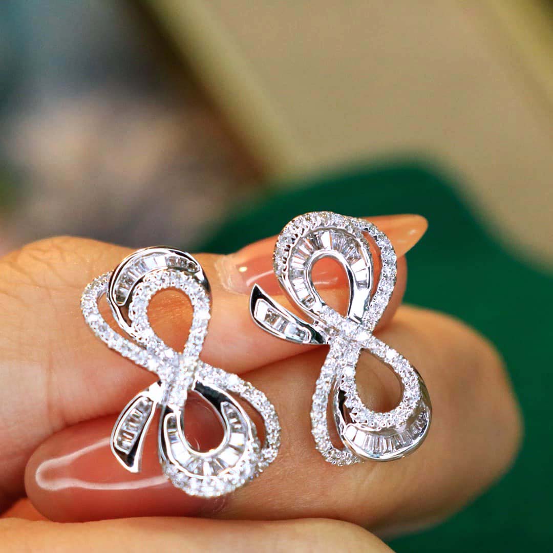 18K天然鑽石-流線型蝴蝶結耳環