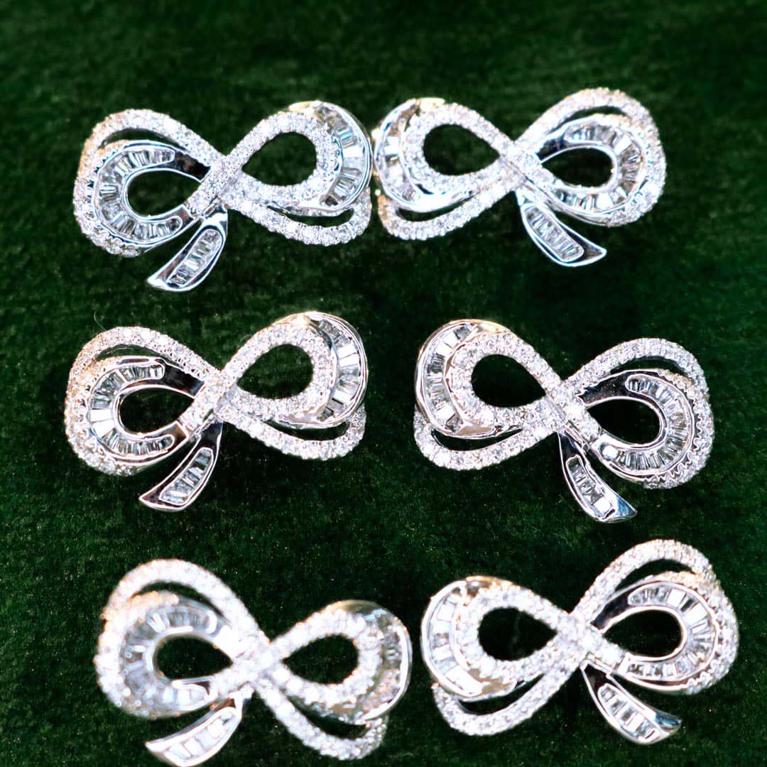 18K天然鑽石-流線型蝴蝶結耳環