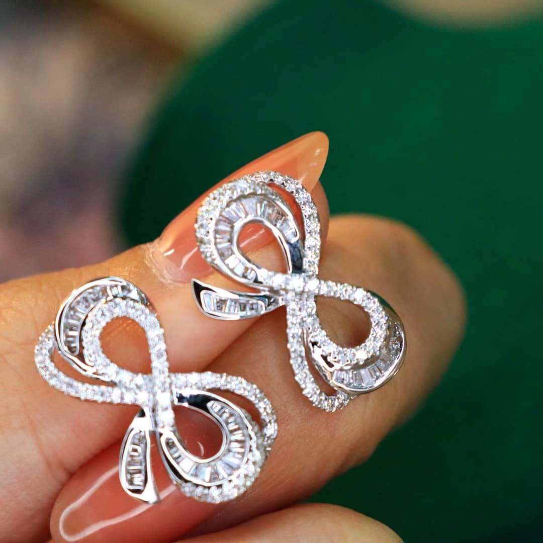 18K天然鑽石-流線型蝴蝶結耳環