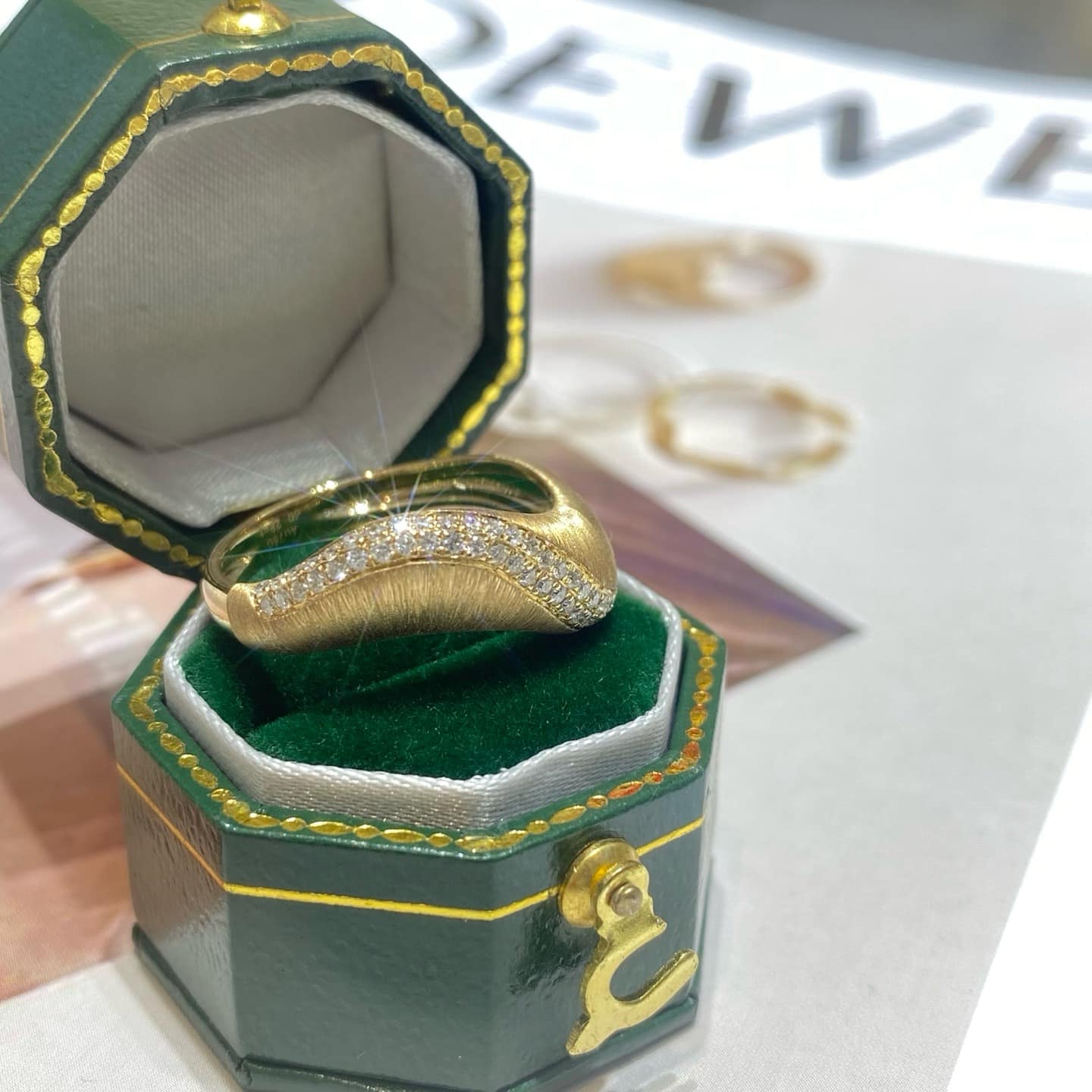 18K天然鑽石-波浪拉絲戒指 - 第5張圖 18K天然鑽石-波浪拉絲戒指