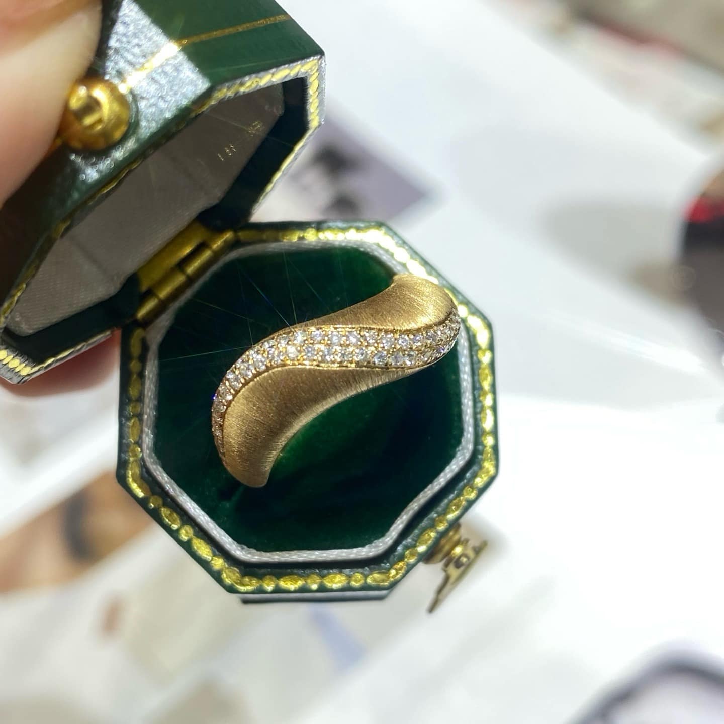 18K天然鑽石-波浪拉絲戒指 - 第7張圖 18K天然鑽石-波浪拉絲戒指