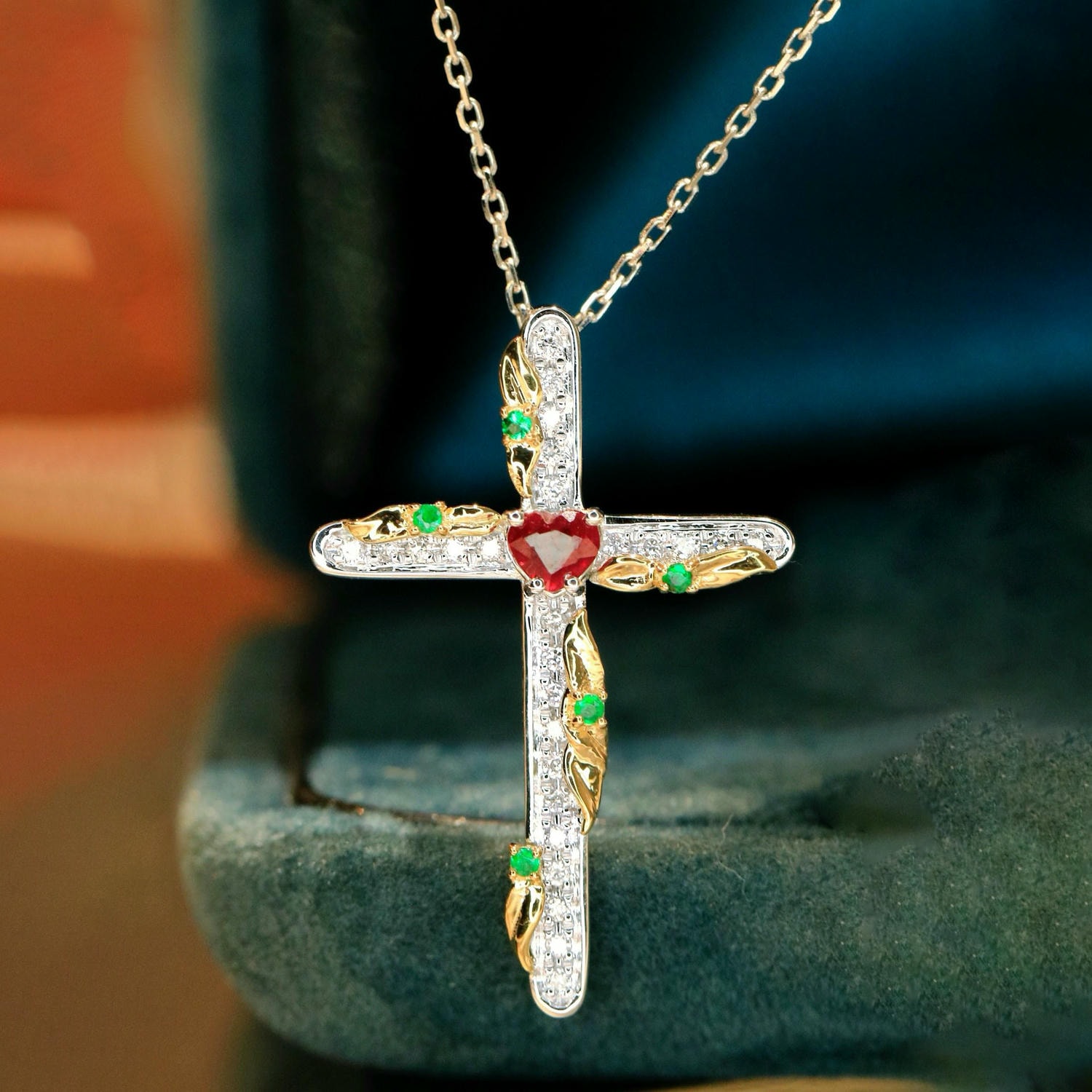 18K天然紅寶石-藝術十字架墜飾
