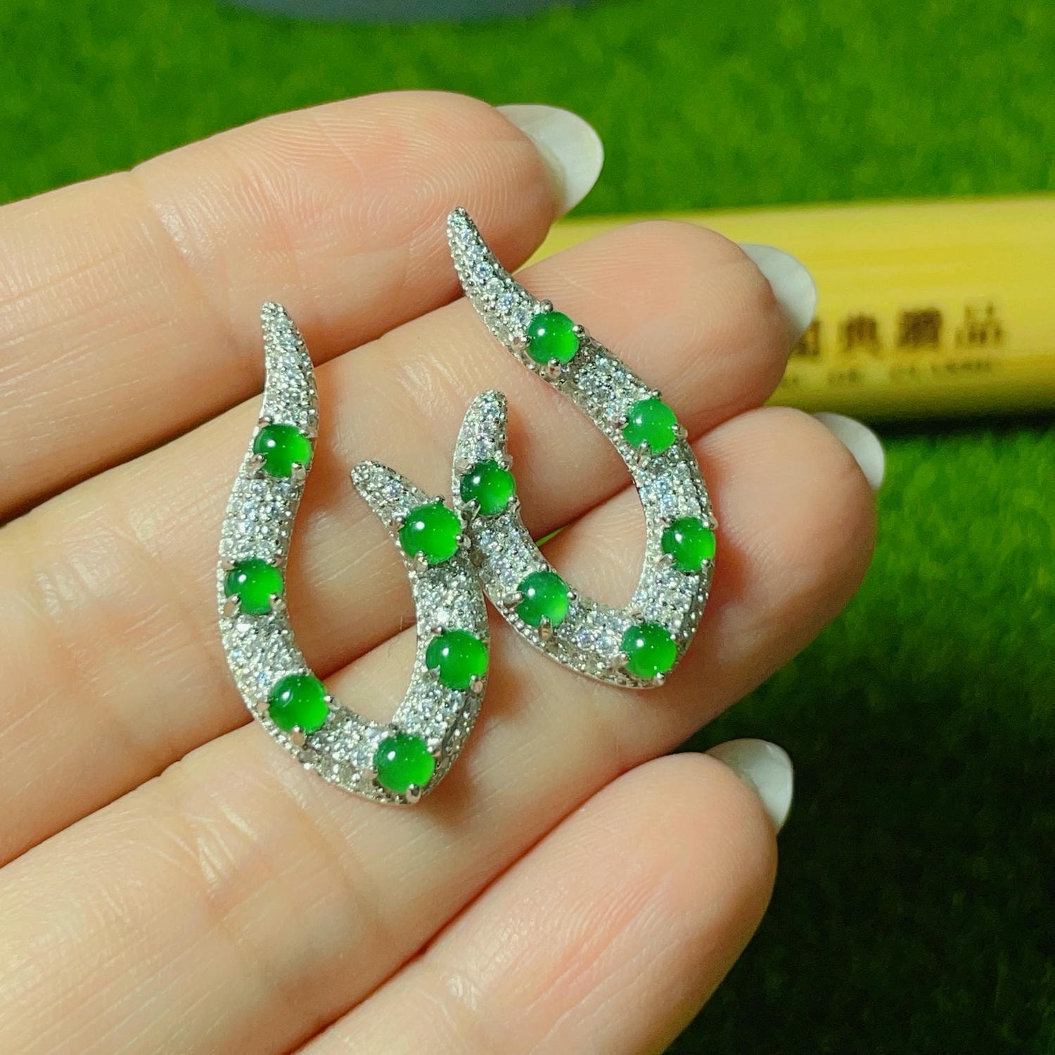 天然翡翠-A貨翡翠放光蛋大面耳環