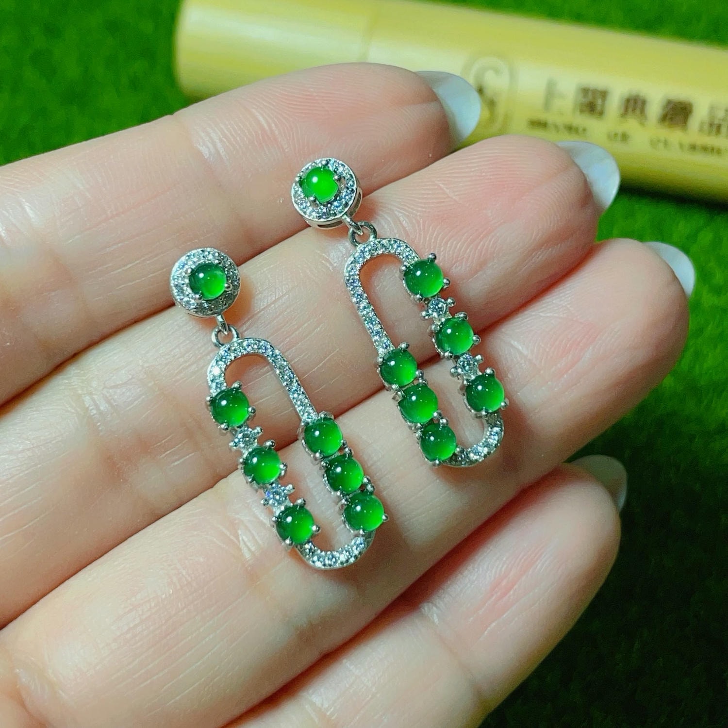 天然翡翠-A貨翡翠放光小蛋面長形耳環