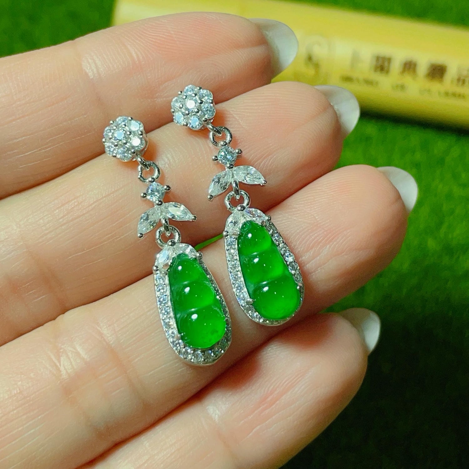 天然翡翠-A貨翡翠超級放光福豆耳環