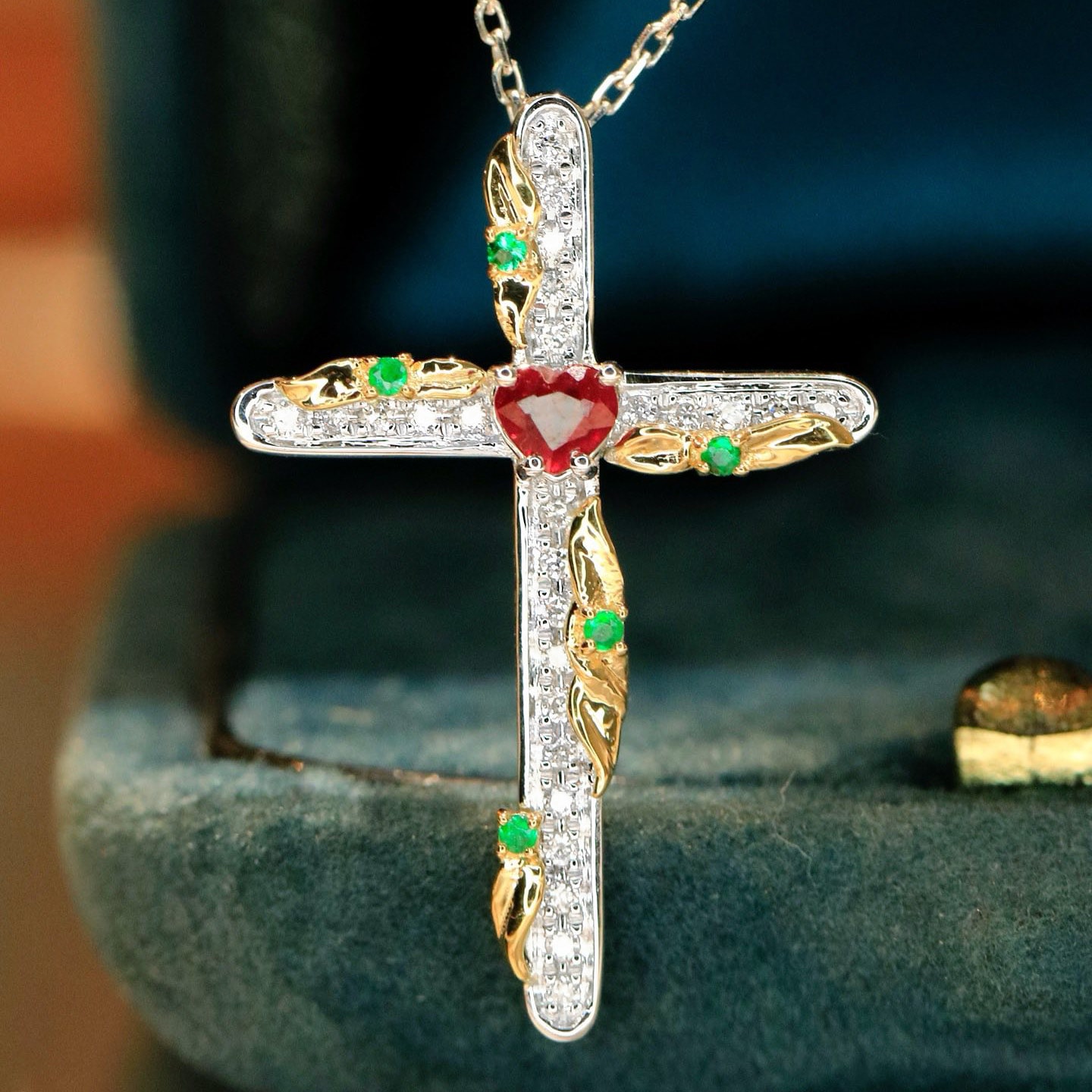 18K天然紅寶石-藝術十字架墜飾